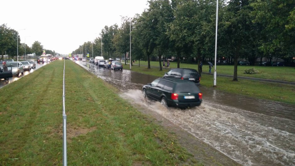 Po stichijos siautėjimo elektros dar neturi apie 2 tūkst. vartotojų