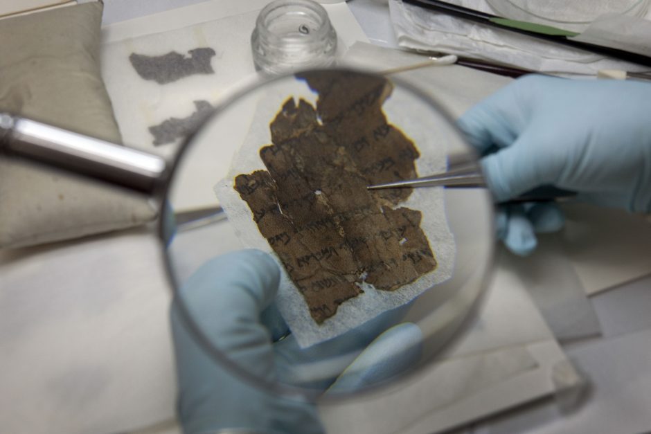 Mokslininkai šifruoja Negyvosios jūros rankraščius