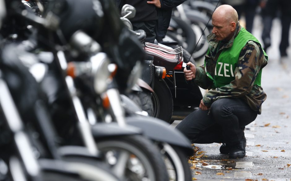 Vokietijos policija krėtė baikerių grupuotės „Hells Angels“ pastatus