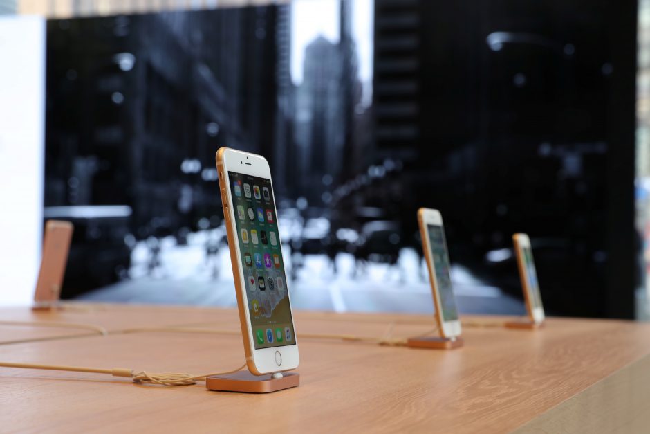 „Apple“ kuria pigesnę „iPhone X“ versiją
