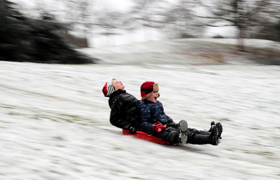 Gausus sniegas Europoje sukėlė transporto chaosą