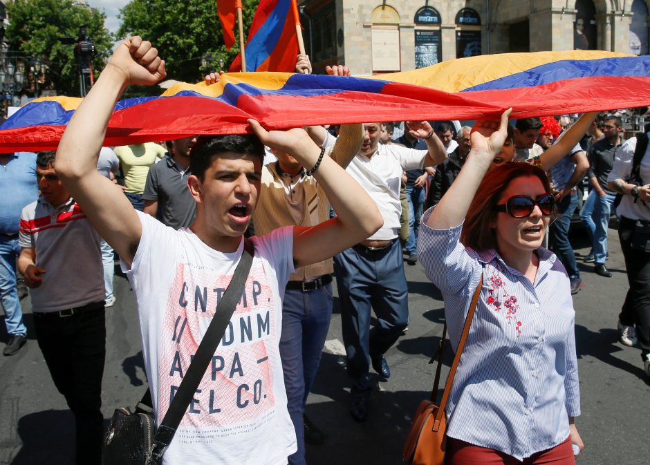Armėnijoje gilėjant politinei krizei, valdžia ieško palaikymo Kremliuje