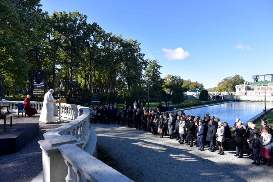 Popiežius Estijoje prabilo apie išnaudojimo skandalus