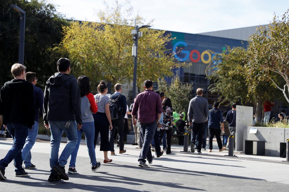 „Google“ darbuotojai surengė protestą dėl varganos kovos su priekabiavimu