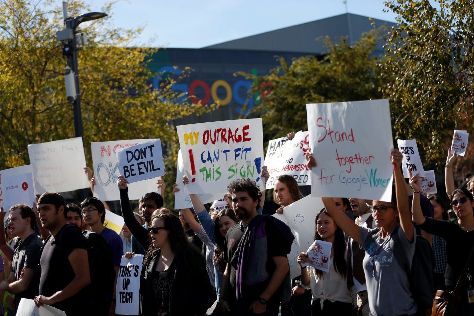 „Google“ darbuotojai surengė protestą dėl varganos kovos su priekabiavimu