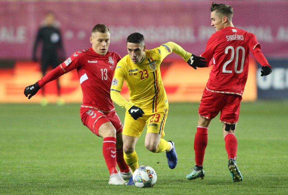 Lietuvos futbolininkai tuščiame stadione pralaimėjo rumunams