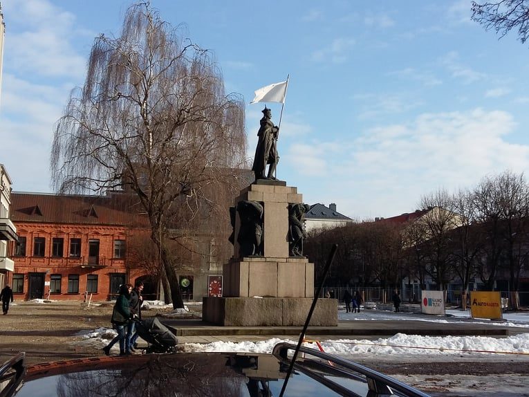 Performansas Kaune nepaliko abejingų: nuo paminklo staltiesę nukabino ugniagesiai