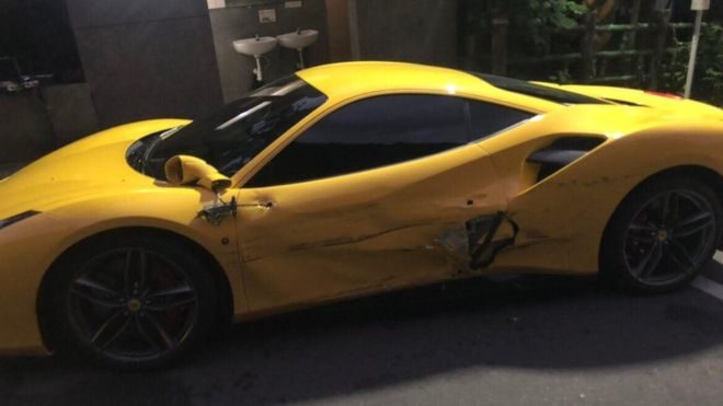 Vairuotojui, aplamdžiusiam tris „Ferrari“, plaukia žmonių aukojami pinigai