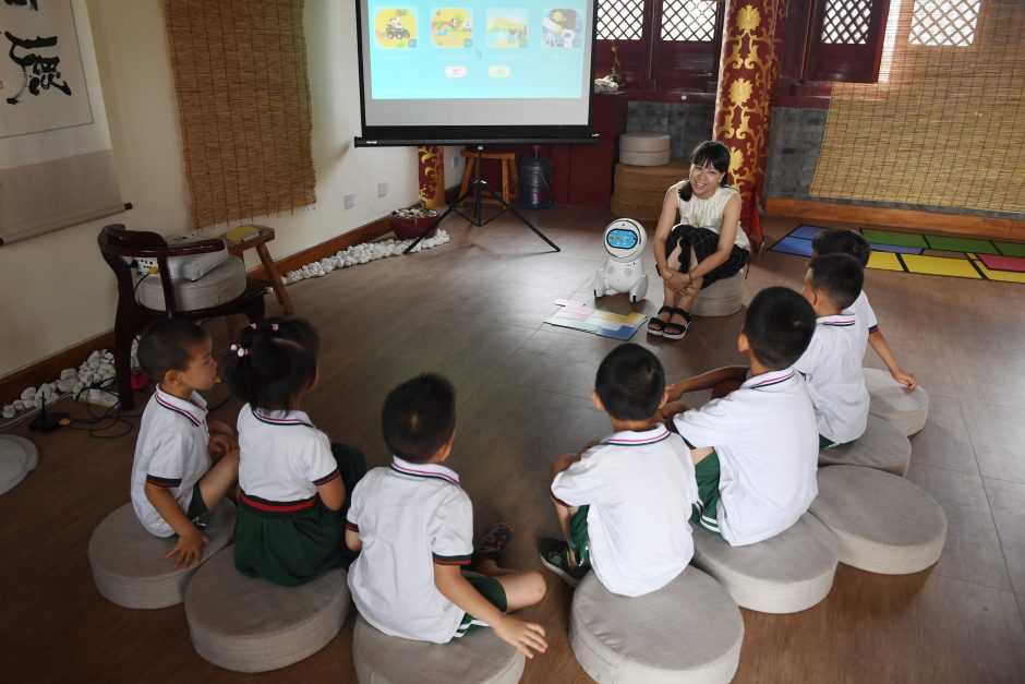 Į vaikų darželius veržiasi robotai mokytojai
