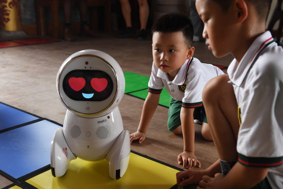 Į vaikų darželius veržiasi robotai mokytojai