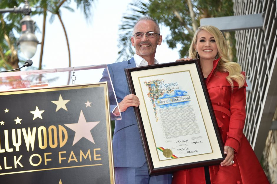 Dainininkė C. Underwood gavo žvaigždę Holivudo šlovės alėjoje