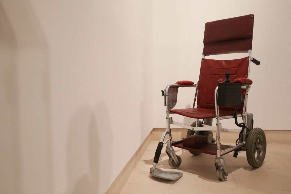 Aukcione parduotas fiziko S. Hawkingo vežimėlis ir daktaro disertacijos originalas