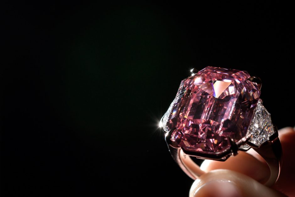 „Neprilygstamas rožinis deimantas“ Ženevos aukcione pasiekė kainos rekordą