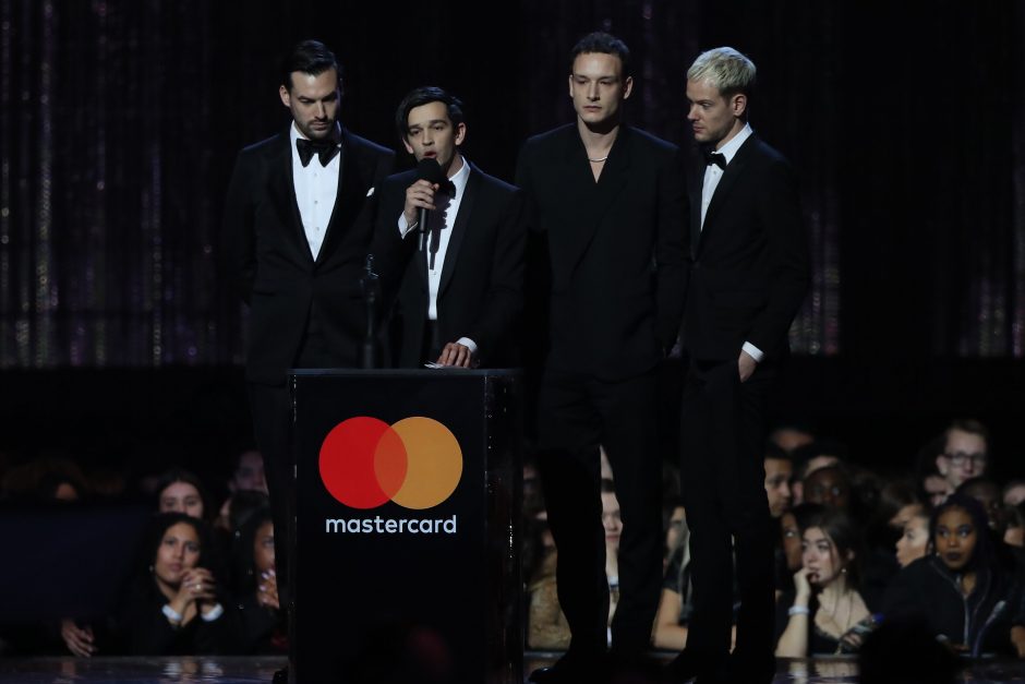 Poproko grupė „The 1975“ susišlavė svarbius „Brit Awards“ apdovanojimus