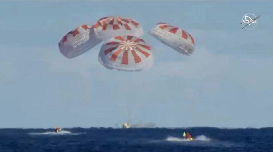 Naujos Amerikos astronautų kapsulės paskutinis išbandymas: nukrito į  vandenyną