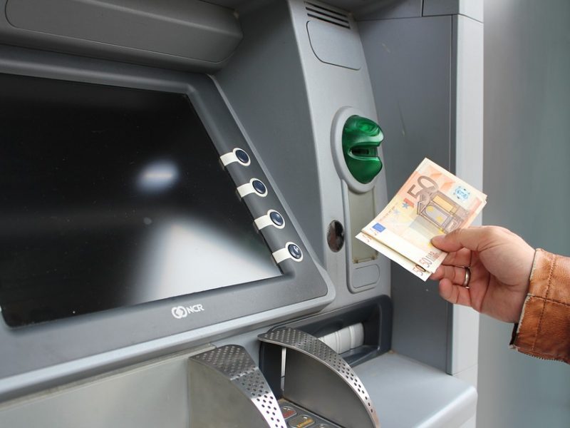 Didžiuosiuose miestuose prie bankomatų įkliuvo sukčiavimu įtariami asmenys