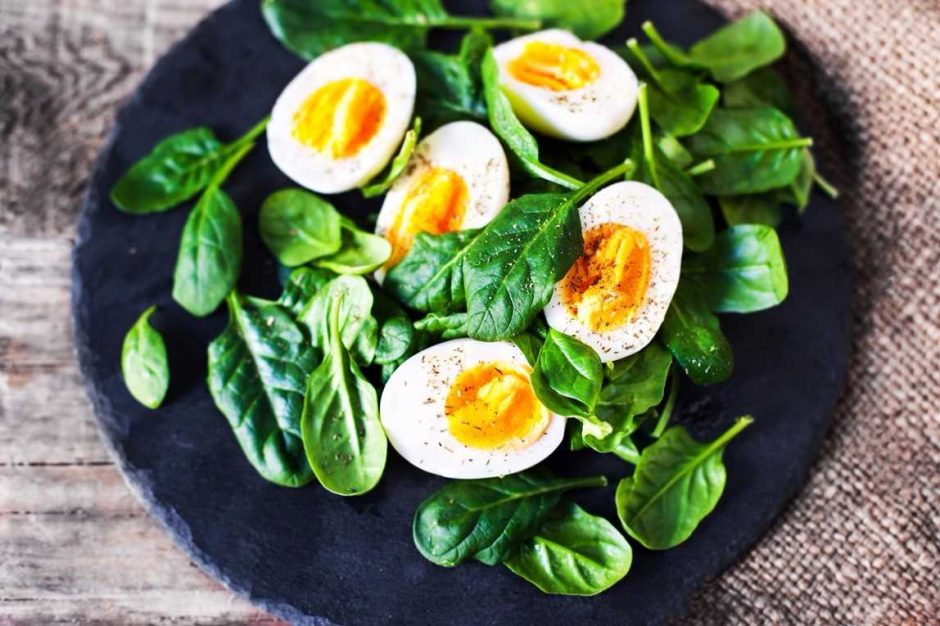 Kada kiaušinį valgyti sveikiau – per pusryčius ar vakarienę?