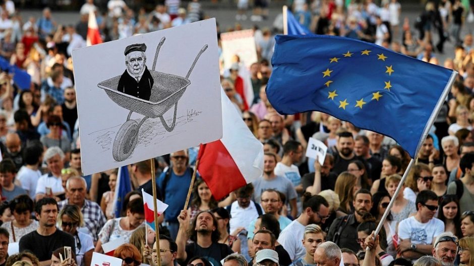 Lenkijai gresia izoliacija Europos Sąjungoje