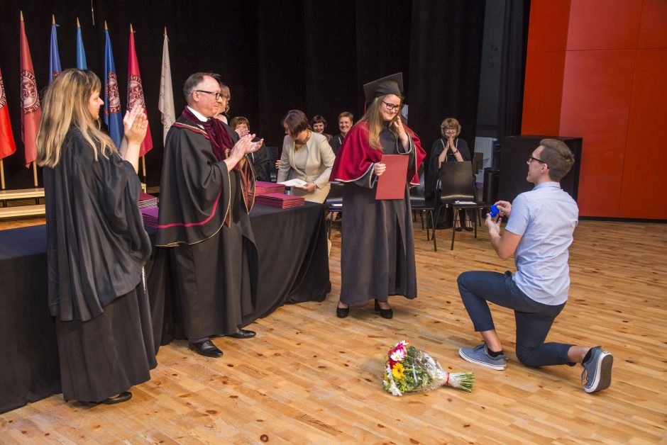 Per diplomų įteikimo ceremoniją Kaune – ir piršlybos