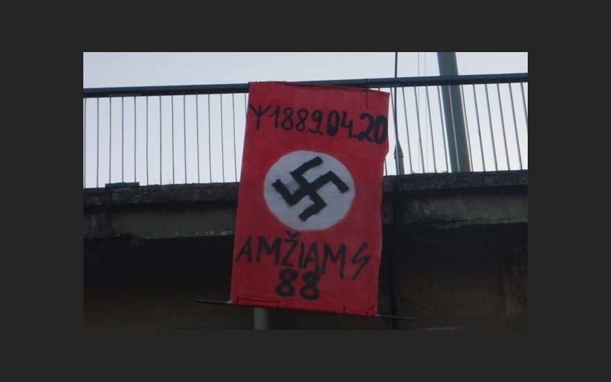 Vilniuje ant tiltų prikabinėta vėliavų su nacistine simbolika