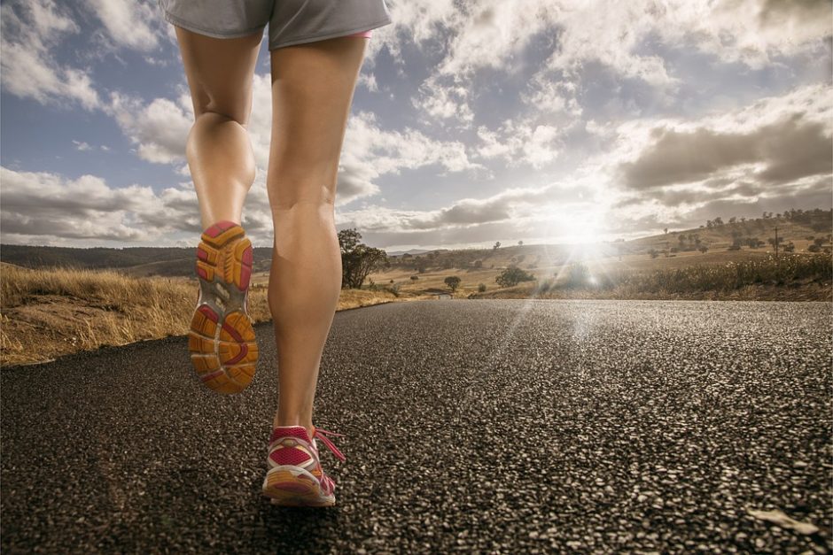Gydytojas apie bėgiojimo sezono pradžią: pirmiausia išmokite vaikščioti
