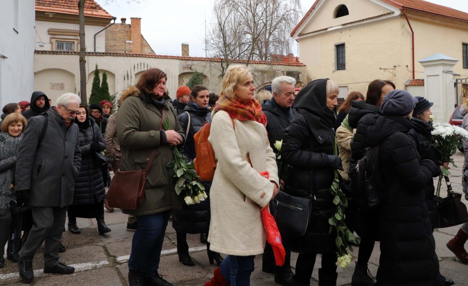 Į atsisveikinimą su teatro genijumi E. Nekrošiumi renkasi minios žmonių