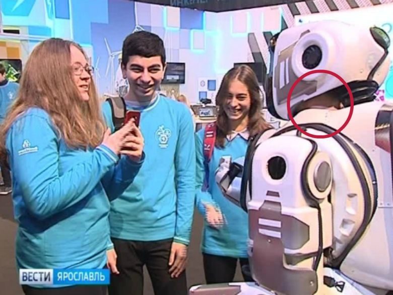 Per Rusijos televiziją parodytas robotas pasirodė esąs vyras roboto kostiumu