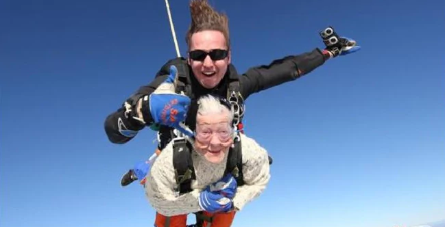 102 metų senolė tapo vyriausia pasaulyje šuolininke parašiutu