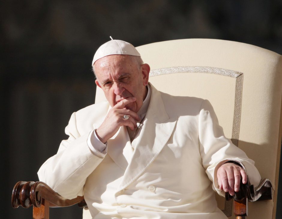 Popiežius uždraudė pardavinėti rūkalus Vatikane