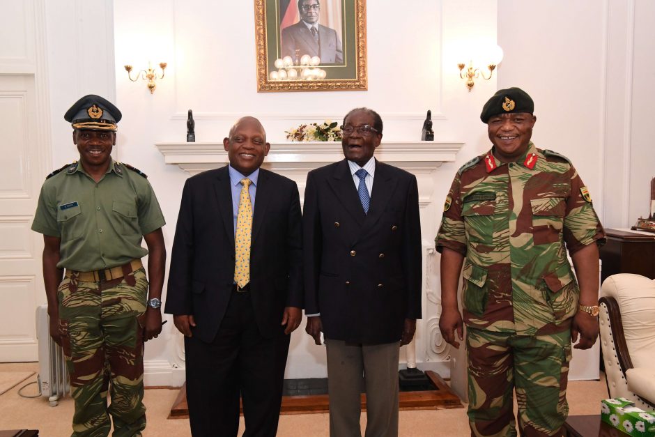 Zimbabvės prezidentas sutiko atsistatydinti