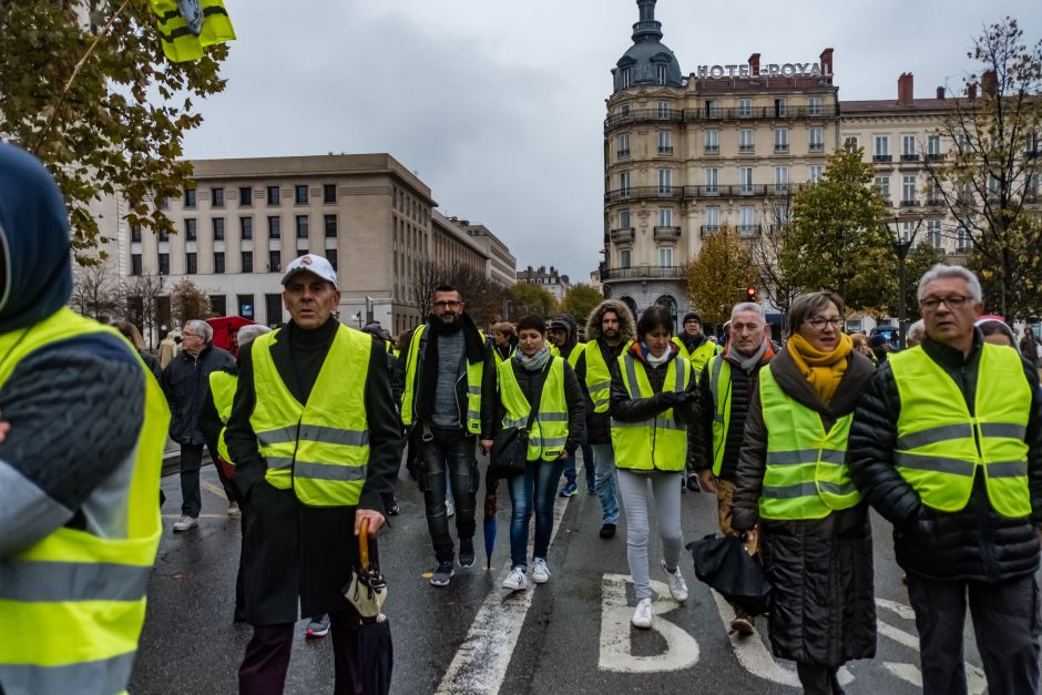 Per protestus Prancūzijoje nukentėjo apie 50 žmonių