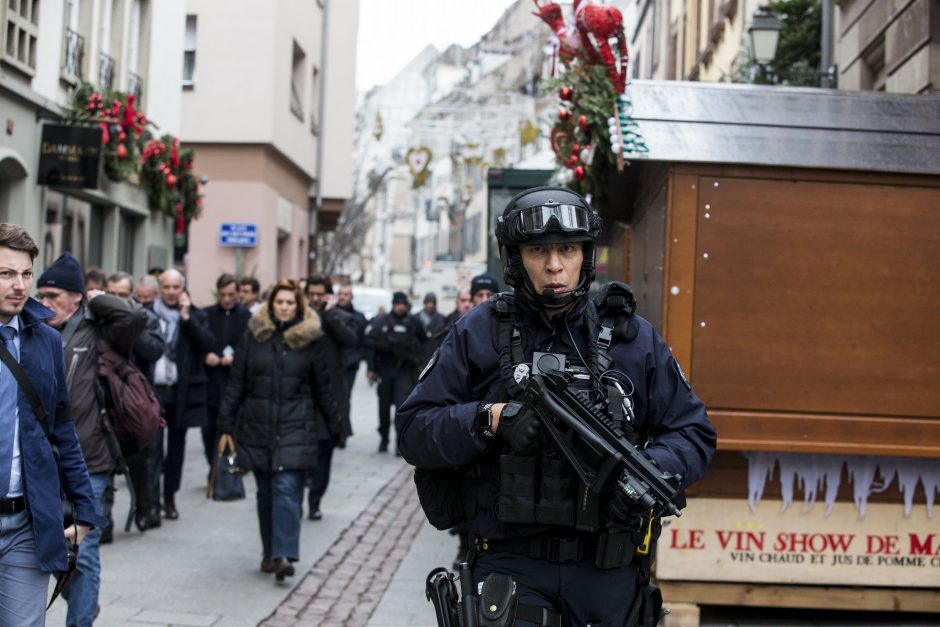 Strasbūre per šaudymą Kalėdų mugėje žuvo trys žmonės
