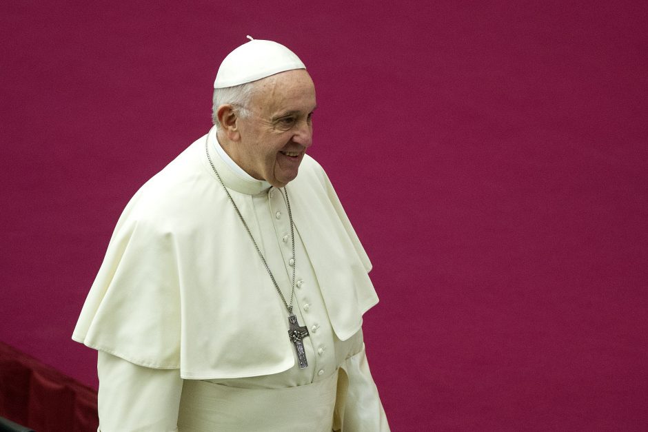 Popiežius pašalino du į skandalą įsivėlusius kardinolus iš savo artimiausiųjų rato