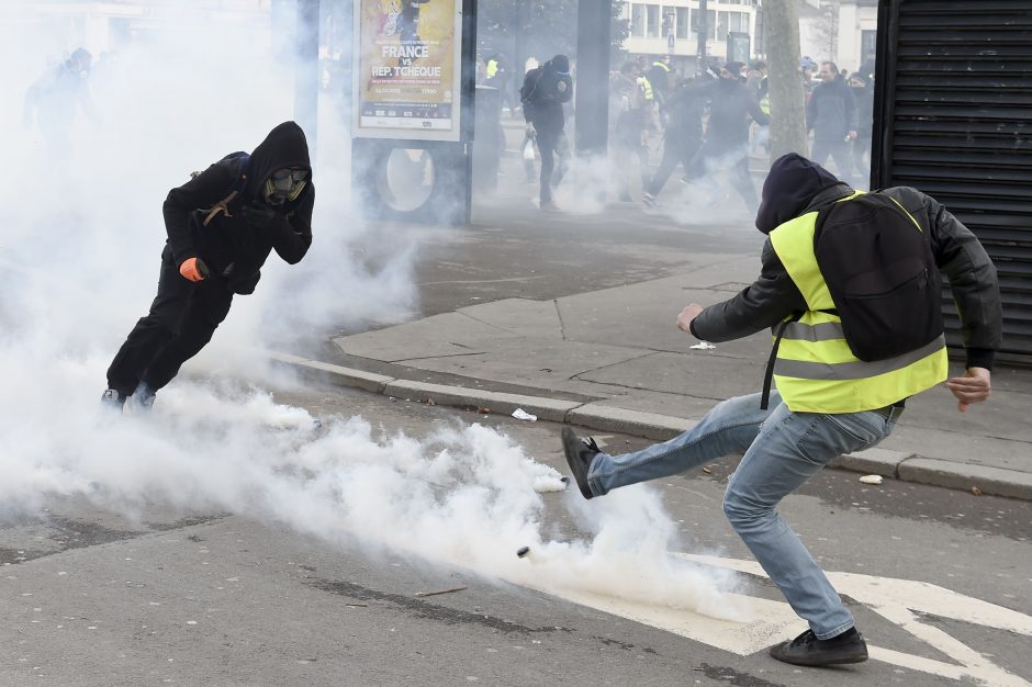 Paryžiuje per „geltonųjų liemenių“ susirėmimą su policija sužeistas vyras