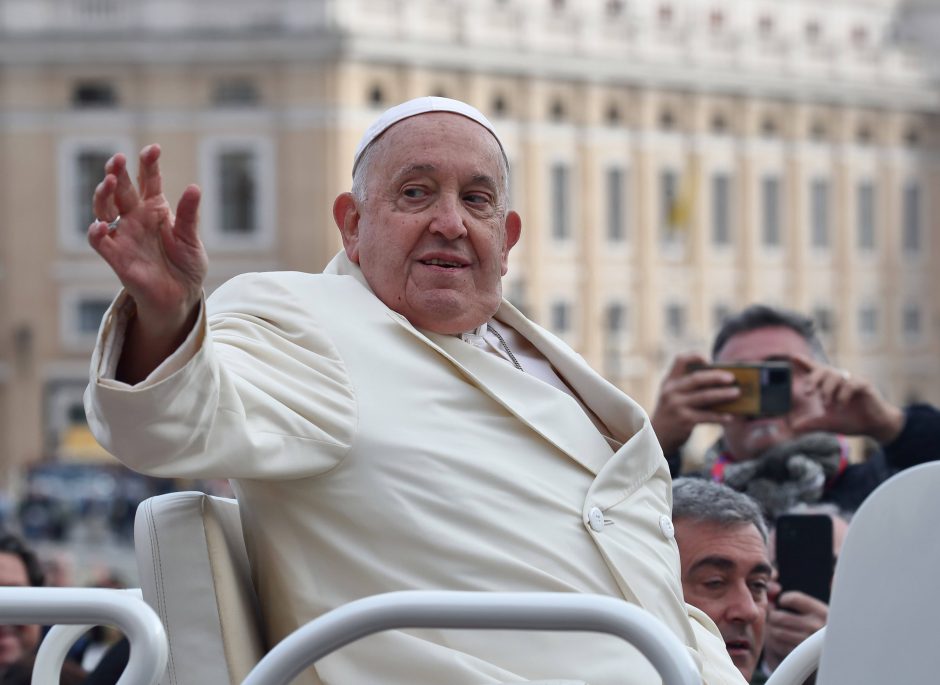 Popiežius Pranciškus atšaukė kelis susitikimus dėl gripo simptomų