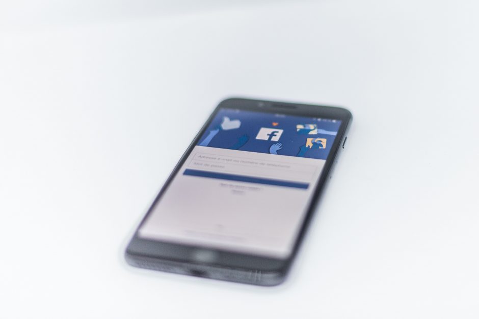 Tyrimas: „Facebook“ sumokėjo vartotojams už leidimą sekti jų veiklą telefone