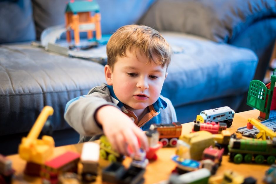 Kambarys – pilnas žaislų: kiek mažiesiems jų reikia, kad pakaktų?