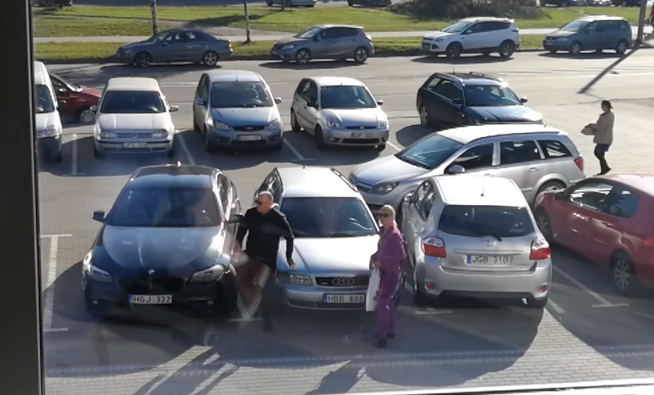 Šilainiuose BMW vairuotojas įtūžį išliejo ant šalia stovinčio „Audi“