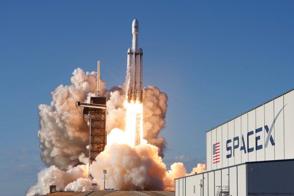 „SpaceX“ atliko pirmąjį komercinį savo sunkiosios raketos paleidimą