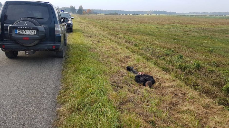 Pasprukti nepavyko: pasieniečiams įkliuvo rūkalus gabenę Šalčininkų rajono gyventojai