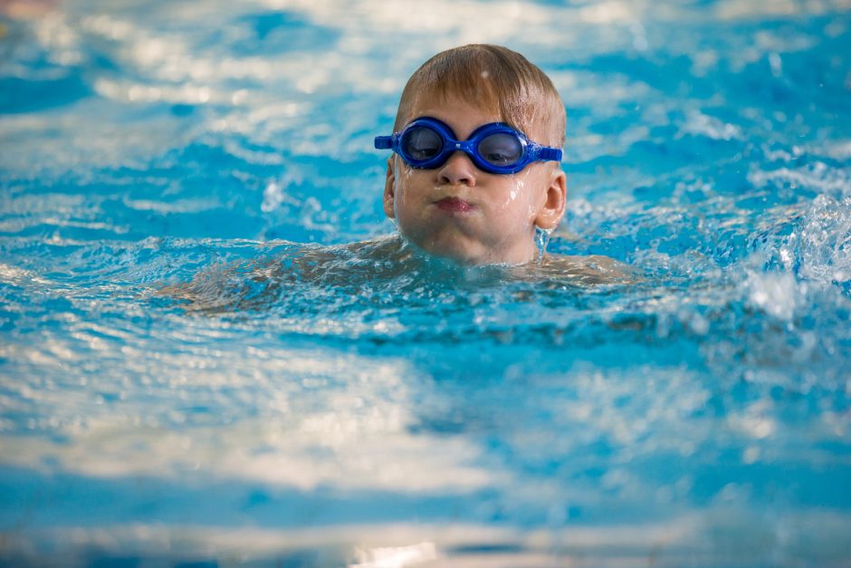 Plaukimo trenerė pataria: vanduo neturi kelti vaikui streso