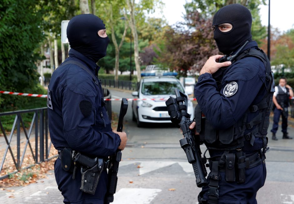 Išpuolis Paryžiaus priemiestyje: užpuolikas nudūrė žmogų, dar du sužeisti