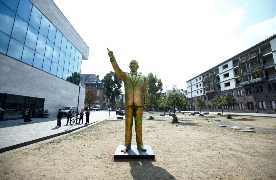 Vokietijoje iškilo provokuojanti Turkijos lyderio skulptūra