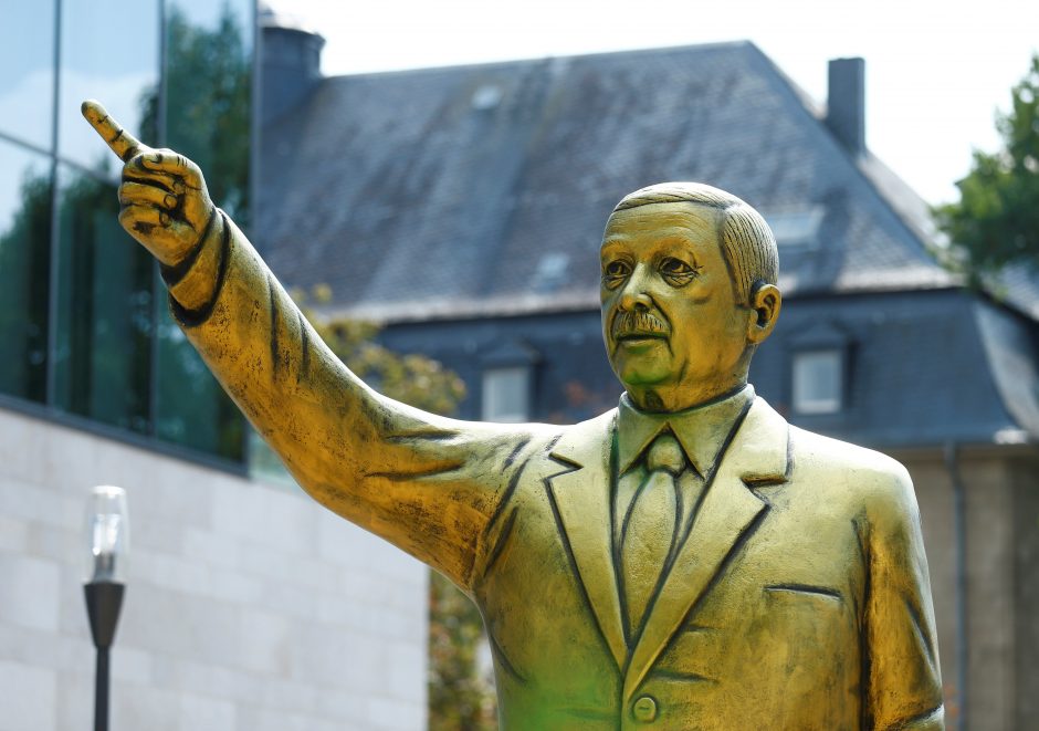 Vokietijoje iškilo provokuojanti Turkijos lyderio skulptūra