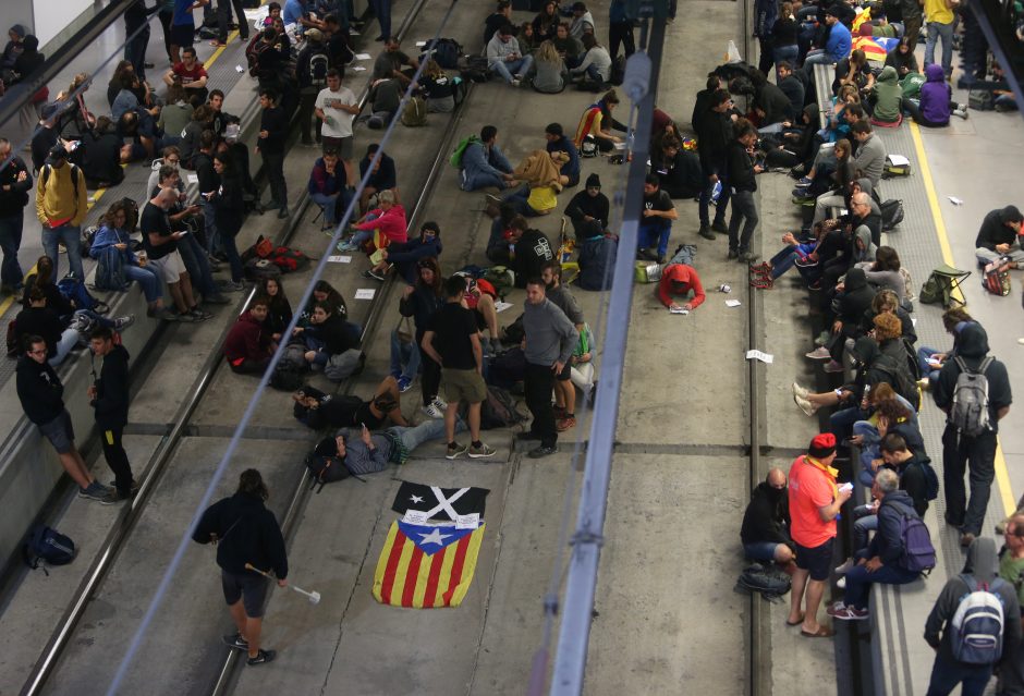 Už Katalonijos nepriklausomybę pasisakantys protestuotojai blokuoja kelius