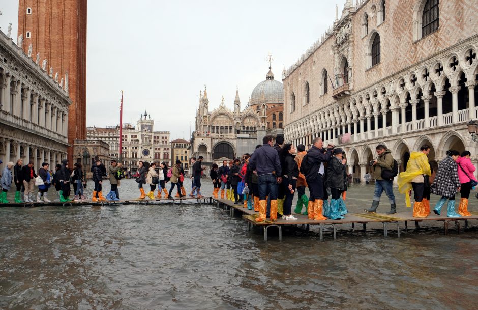 Vanduo užliejo Veneciją: per potvynį užtvindyta 70 proc. miesto teritorijos