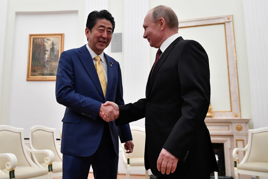 Japonijos ir Rusijos lyderiams nepavyko pasiekti proveržio sprendžiant ginčą dėl salų