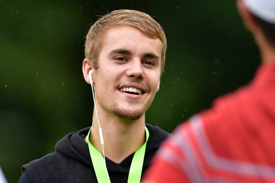 Atlikėjas J. Bieberis paduotas į teismą: automobiliu kliudė fotožurnalistą