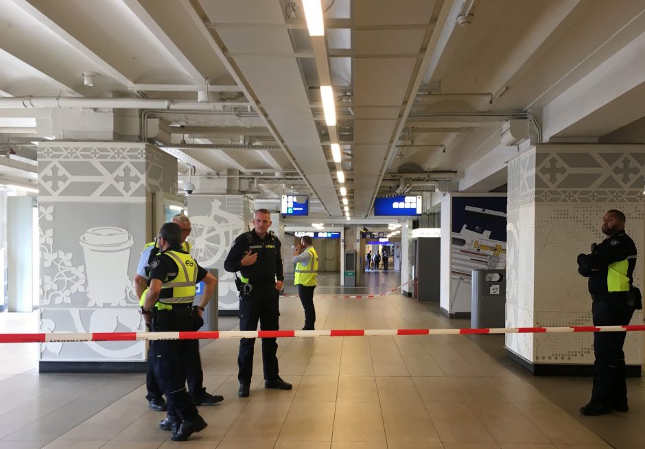 Incidentas Amsterdamo stotyje: užpuolikas subadė du žmones ir buvo pašautas