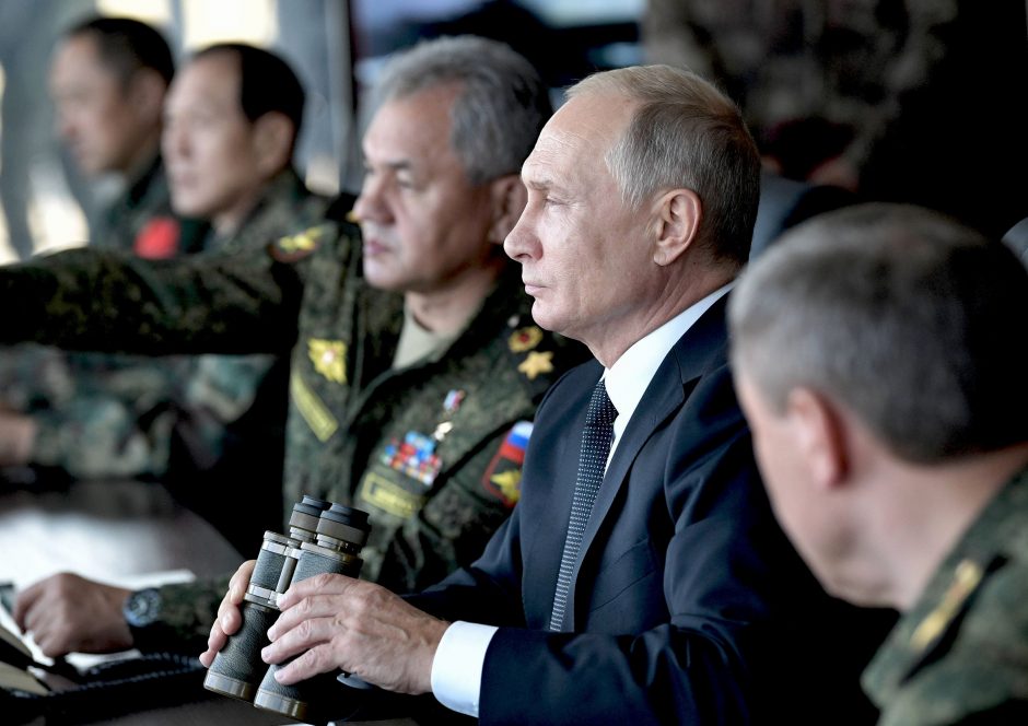 Didžiausiose Rusijos pratybose apsilankęs V. Putinas pažadėjo stiprinti armiją